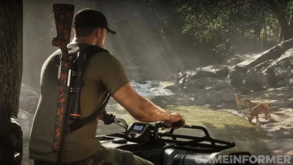 Jason auf einem Quad mit einem Gewehr auf dem Rücken, er blickt auf zwei Hirsche an einem Bach im Wald.