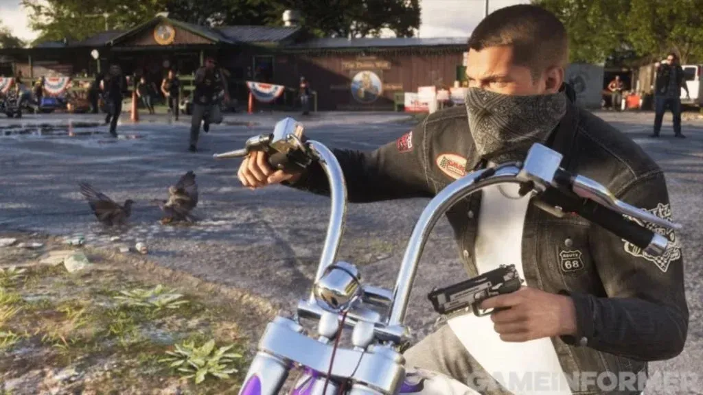 Jason mit einem Tuch vor dem Gesicht auf einem violetten Chopper, die Pistole im Anschlag, vor einer Raststätte mit Bikern.