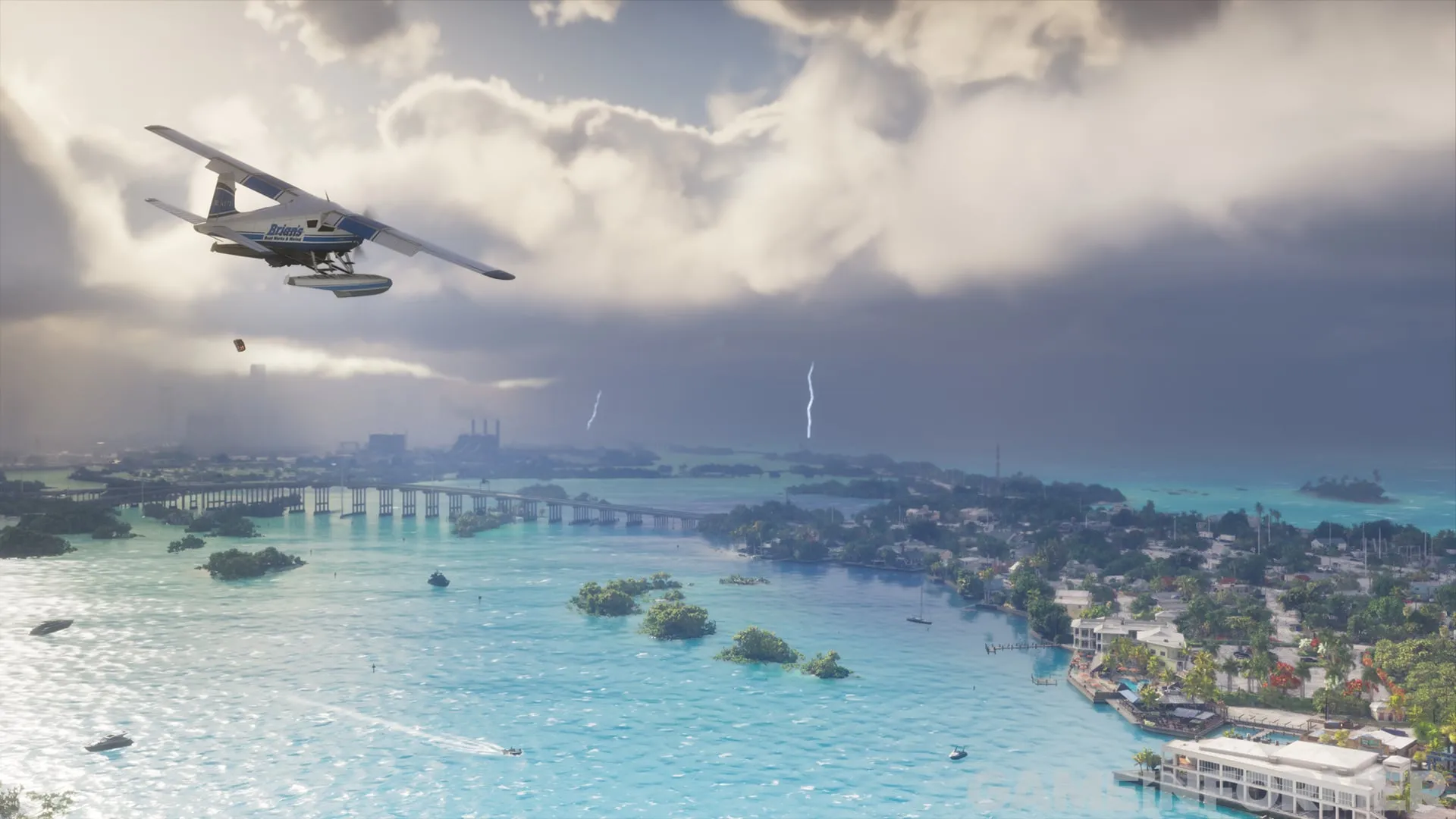 Ein Wasserflugzeug über türkisfarbenem Wasser und kleinen Inseln, in der Ferne ein Gewitter mit Blitzen über der Küste.