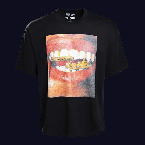 Una camiseta negra oversize con un gran estampado de una boca con dientes de oro que dicen Welcome to Vice City.