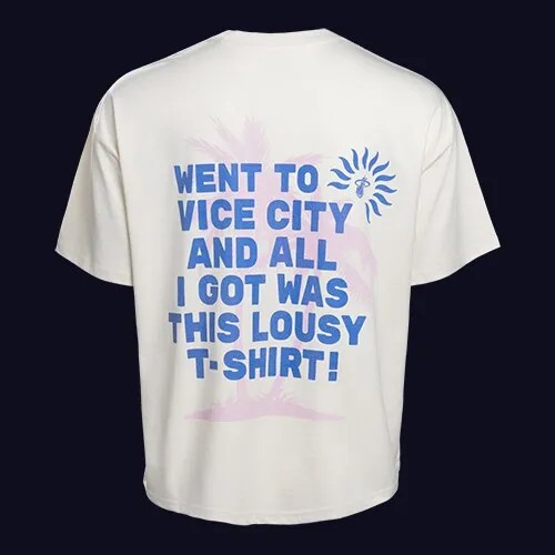 La espalda de una camiseta blanca con Went to Vice City and all I got was this lousy t-shirt en letras azules sobre una palmera rosa.