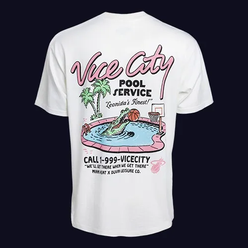 La espalda de una camiseta blanca con Vice City Pool Service, un caimán en una piscina junto a una canasta y Call 1-999-VICECITY.