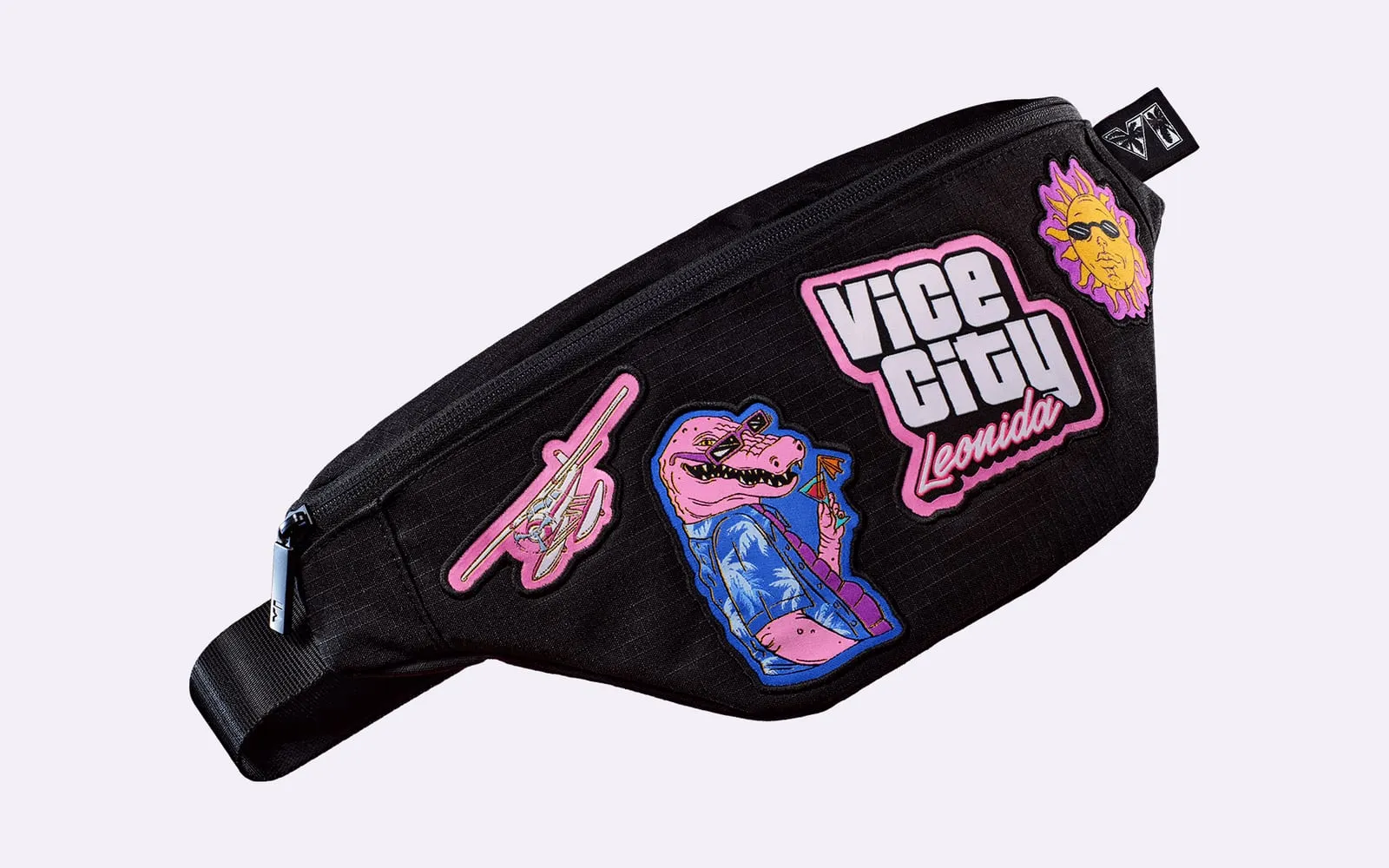 Eine schwarze Umhängetasche mit Aufnähern von Macca, einer Sonne und dem Vice-City-Logo.