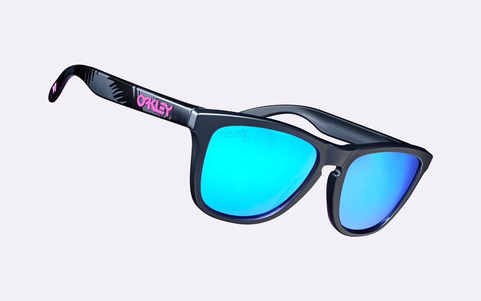 Eine schwarze Sonnenbrille mit blau verspiegelten Gläsern und einem rosa Logo auf dem Bügel.